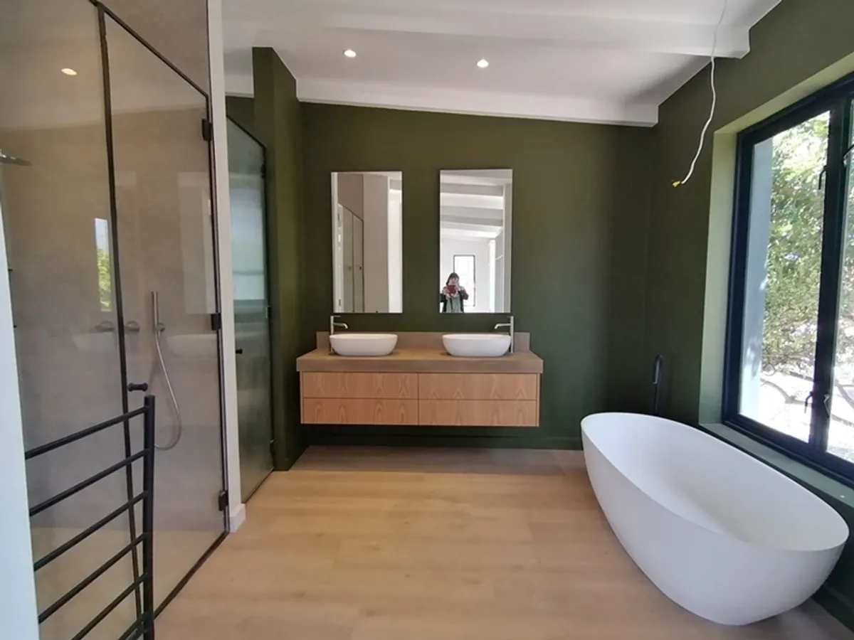 Ensuite bathroom 1